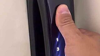 Conheço uma motoboy que faz entrega de tesão