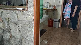 nova vizinha me chamou pra ajudar e acabei fodendo seu cu