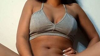 Hey, I get off solo with my tiny clitoral vibrator as a brunette Latina, squirting twice in tight leggings 😈💦